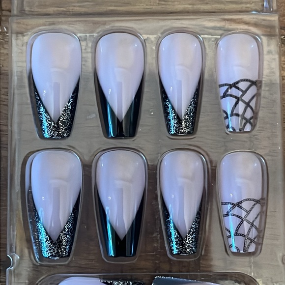 24 piece Pink and Black Press on Nails - Picture 2 of 10